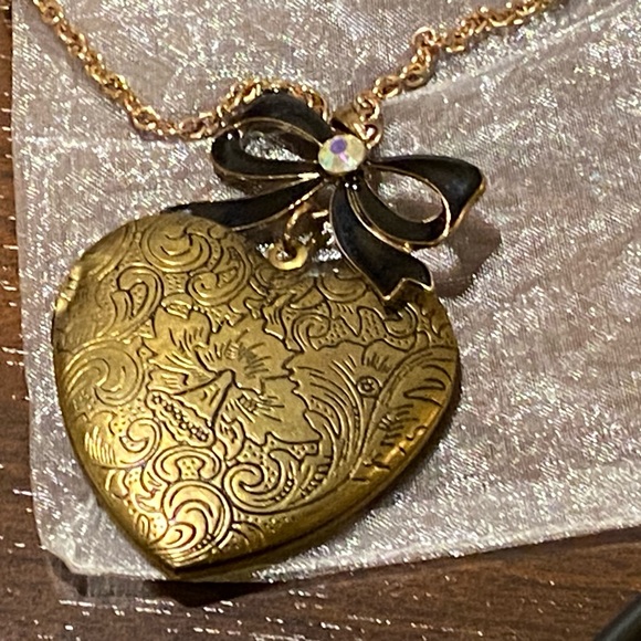 LIVE SHOWClick this listing to be Notified Sharing Yours!! Win Tray space/gifts! - Picture 7 of 16